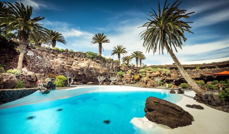 Piscina natural en Jameos del Agua, un icónico espacio volcánico en Lanzarote, Islas Canarias.
