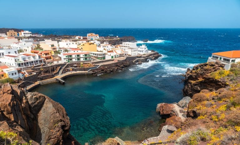 Vista del pintoresco pueblo de Tamaduste en la isla de El Hierro, Islas Canarias.