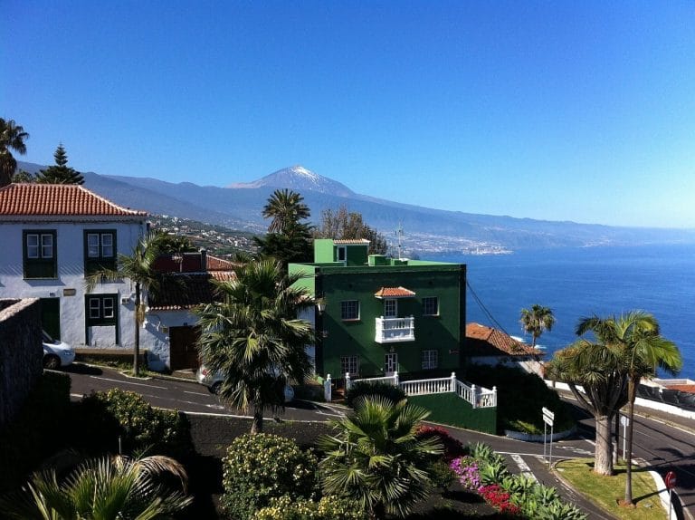 Vista panorámica de Santa Úrsula en Tenerife, con un impresionante paisaje natural.