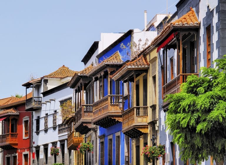 Vista del pueblo de Teror en Gran Canaria, conocido por su arquitectura colonial y la Basílica de Nuestra Señora del Pino.