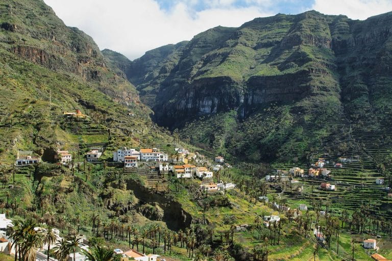 Vista del Valle Gran Rey en la isla de La Gomera, rodeado de montañas y naturaleza exuberante