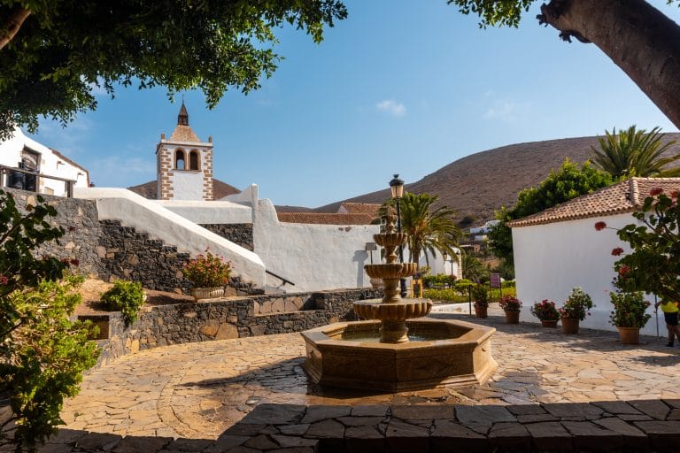 Fuente de agua junto a la iglesia blanca de Betancuria, un emblemático rincón de Fuerteventura