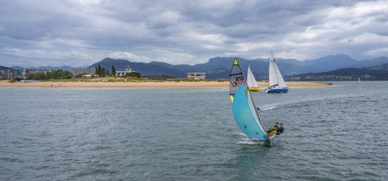 Bahía de Santoña en España, con su impresionante paisaje costero y entorno natural.