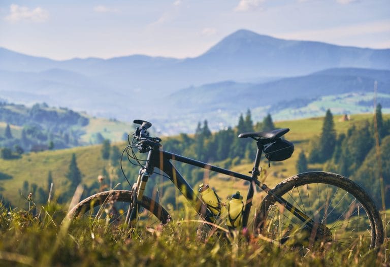 Joven montando una bicicleta de montaña en estilo downhill por la Vía Verde de Soria