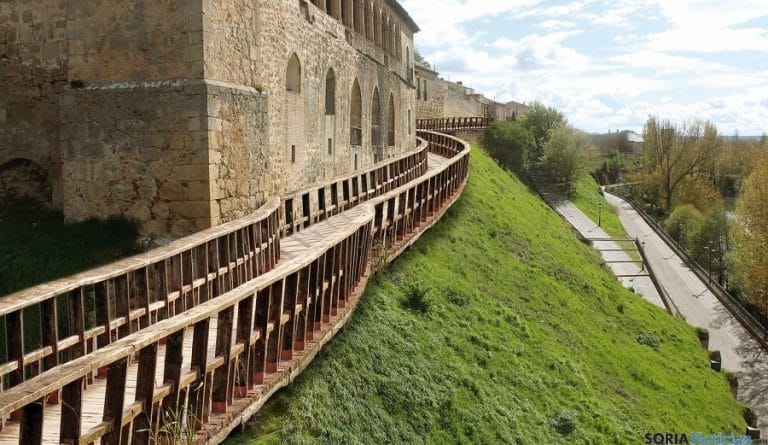 Muralla de Almazán en Soria, vestigio histórico rodeado de paisajes tradicionales
