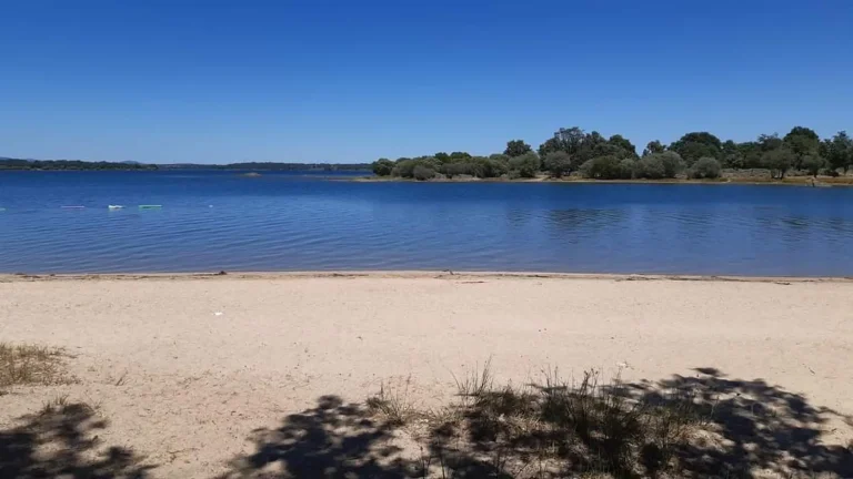 Playa fluvial en Molinos, Villardeciervos, Zamora, rodeada de naturaleza y aguas tranquilas