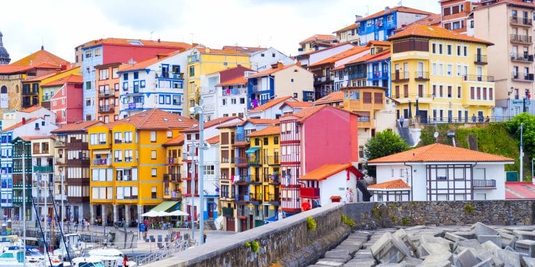 Puerto de Bermeo en España, con su tradicional actividad pesquera y vistas al mar