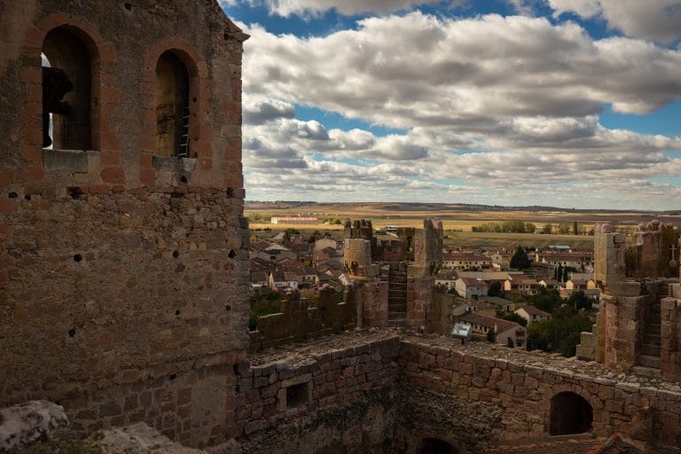 Hermosa vista desde el castillo de Turégano en España, con paisajes históricos y naturales.