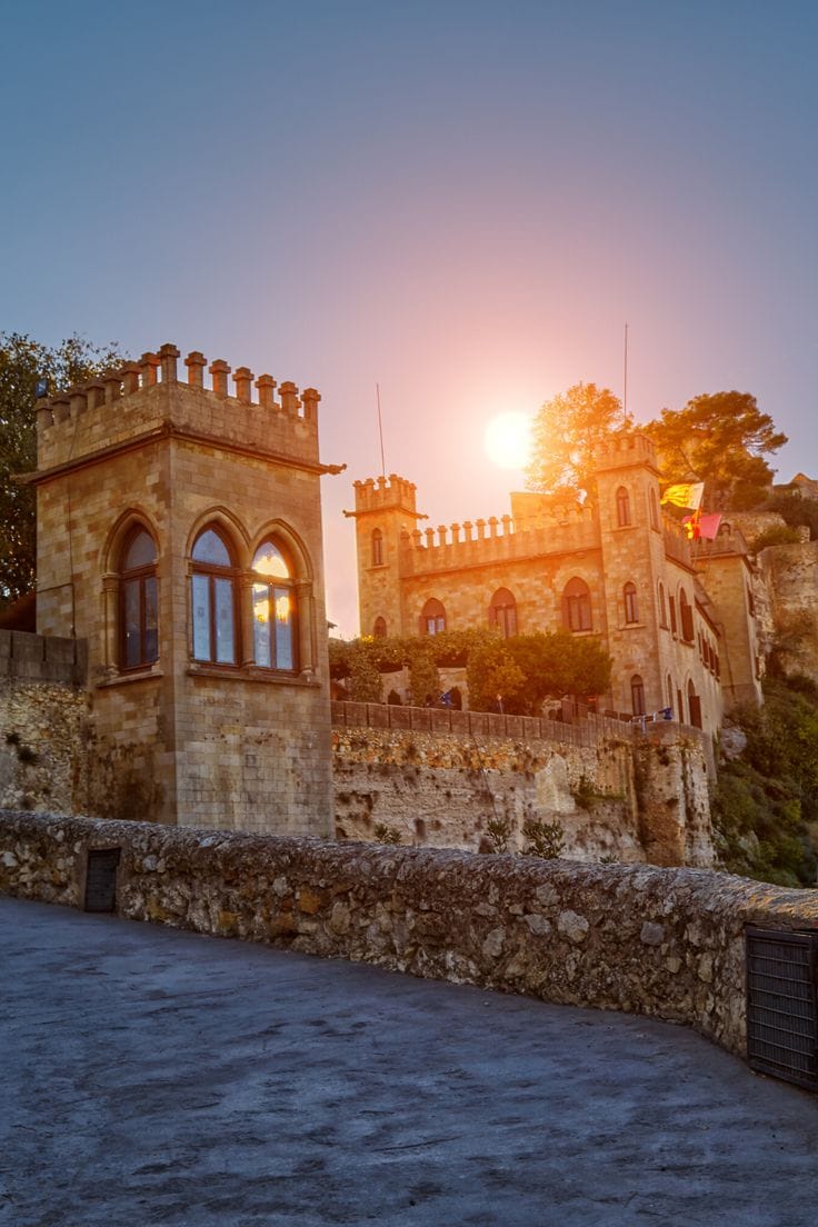 Visión cercana del Castillo de Xàtiva al atardecer, con una impresionante puesta de sol.