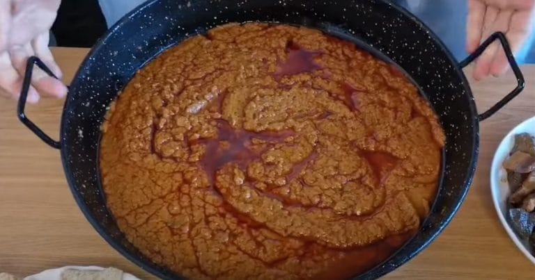 Ajo mataero, un plato típico de Albacete elaborado con pan, hígado de cerdo y especias.