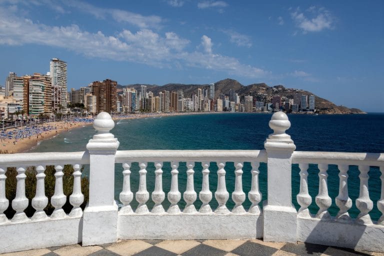 vista de benidorm en la costa blanca, famoso por sus playas, rascacielos y turismo de sol y playa