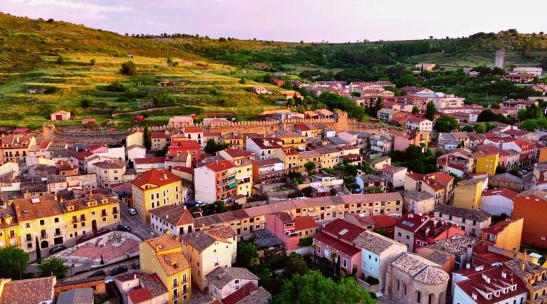 Vista aérea de Brihuega en Guadalajara con su casco histórico amurallado y casas tradicionales.