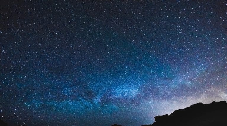 Cielo nocturno lleno de estrellas
