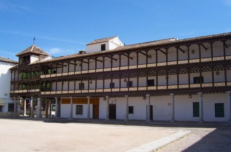 Plaza Mayor de Tembleque en Toledo, con soportales y balconadas de madera típicas castellanas.