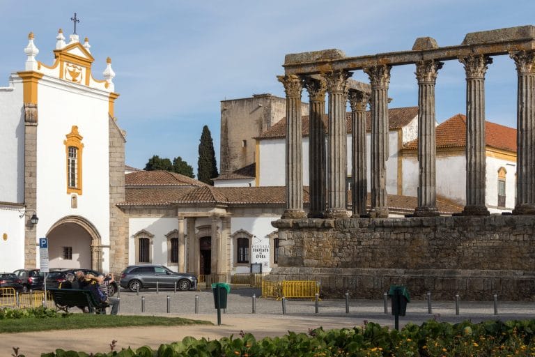 vista del templo romano en evora, portugal, un icono historico y cultural, ideal para turismo y exploracion arqueologica