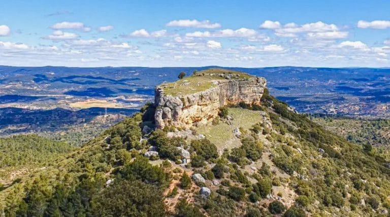 Vista panorámica de las Tetas de Viana en el Parque Natural del Alto Tajo rodeadas de montañas y valles