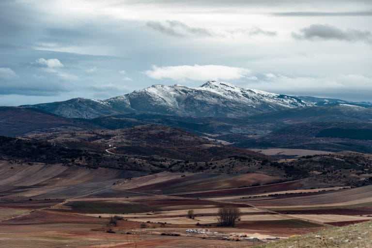 vista impresionante del pico ocejon, perteneciente a la sierra de ayllon en guadalajara, destacando su naturaleza virgen, rutas de senderismo y paisajes montanos espectaculares