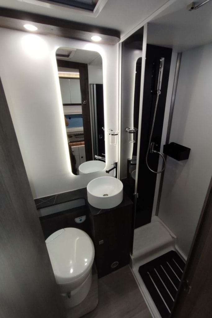 autocaravana perfilada de alquiler en sevilla benimar tessoro 483 2025