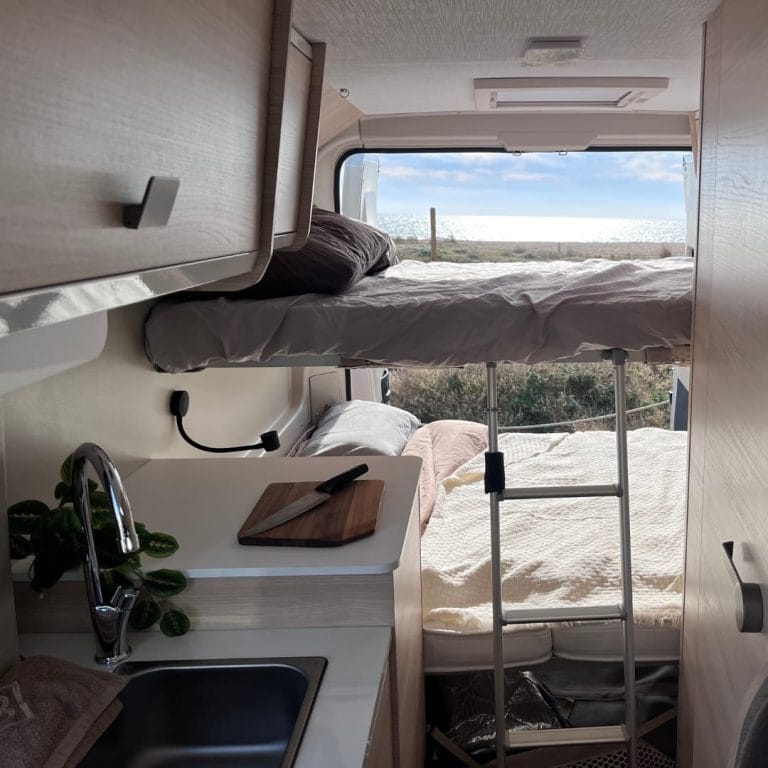 Alquiler 4 plazas Challenger V114 MAX en Barcelona