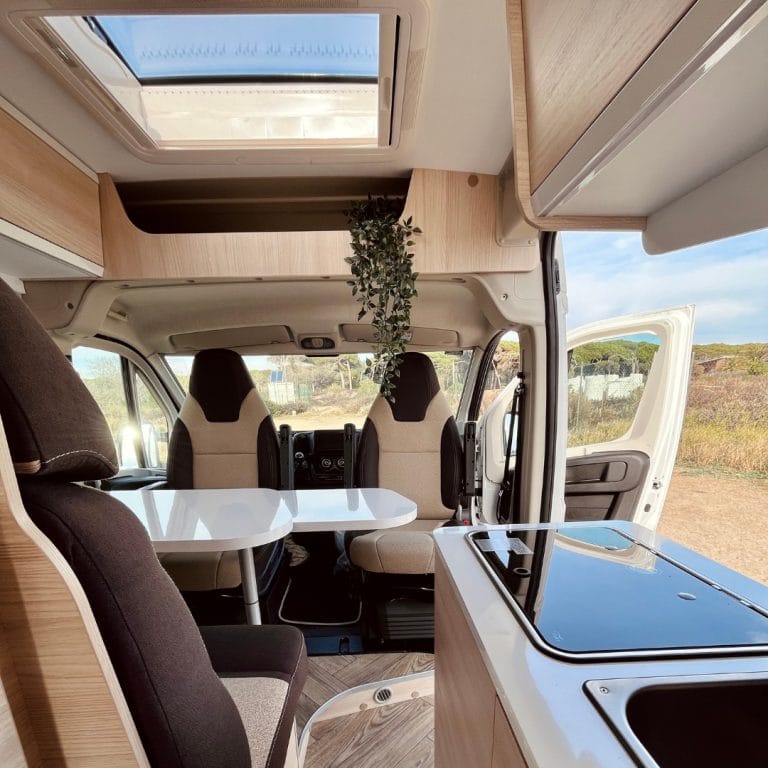 Alquiler 4 plazas Challenger V114 MAX en Barcelona