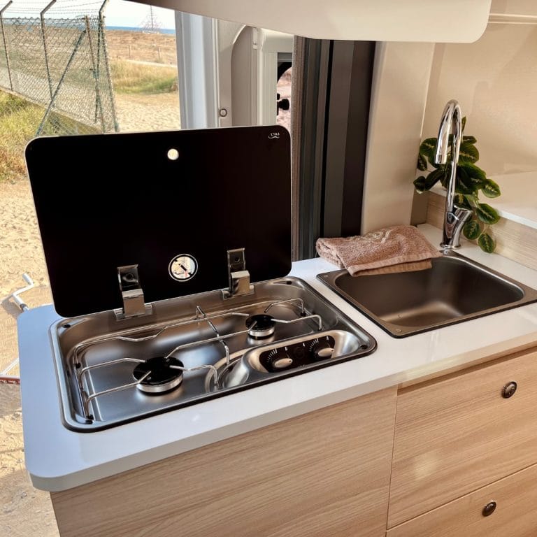Alquiler 4 plazas Challenger V114 MAX en Barcelona