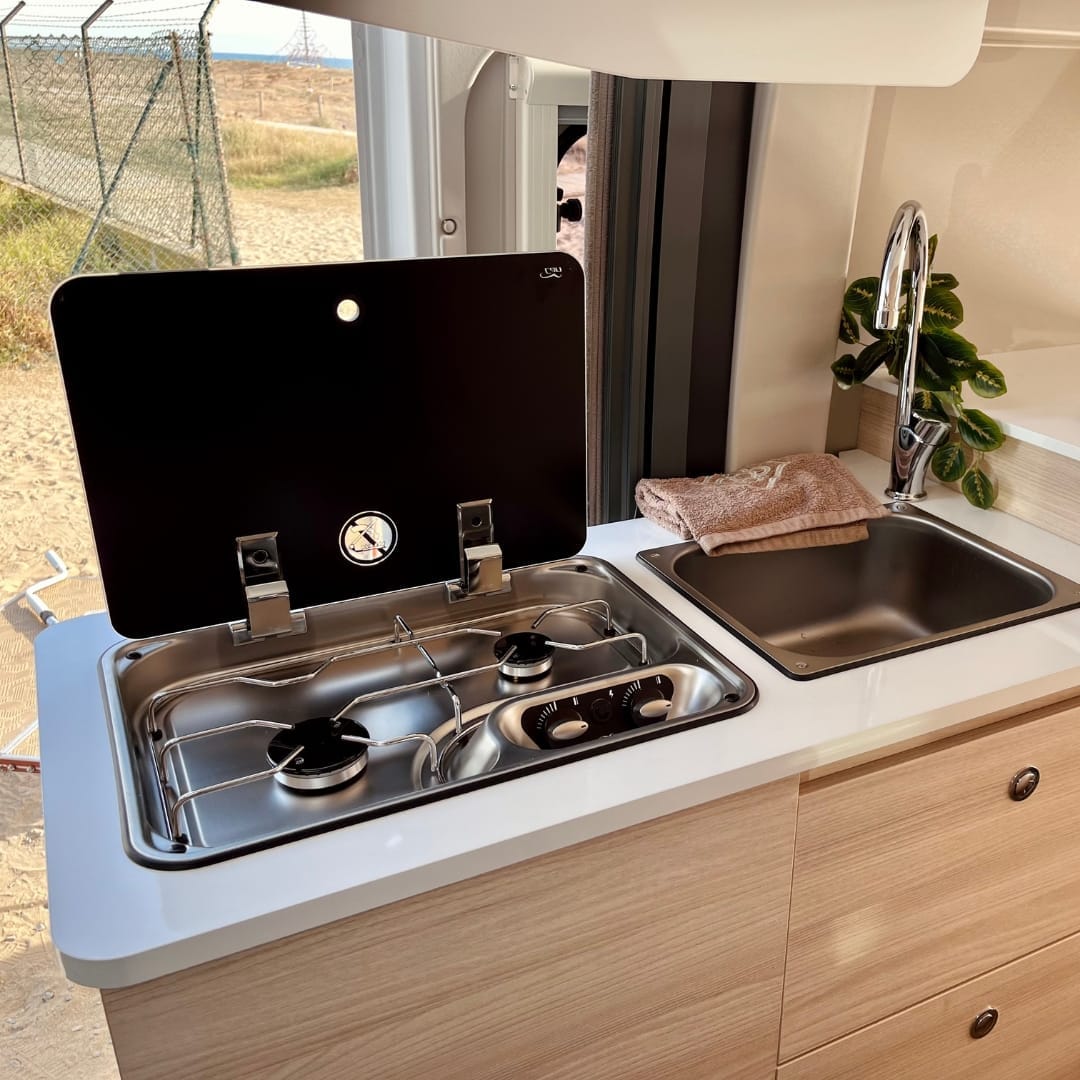 camper de alquiler en barcelona challenger v114 max 2023