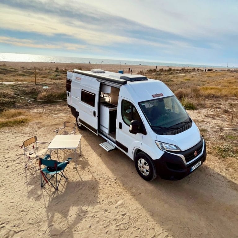 Alquiler 4 plazas Challenger V114 MAX en Barcelona