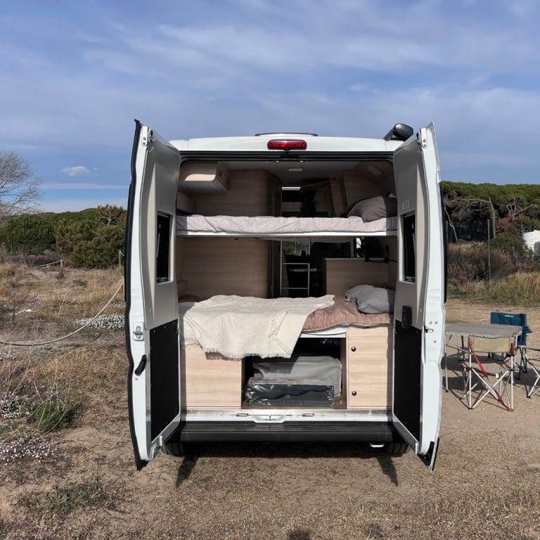 Alquiler 4 plazas Challenger V114 MAX en Barcelona