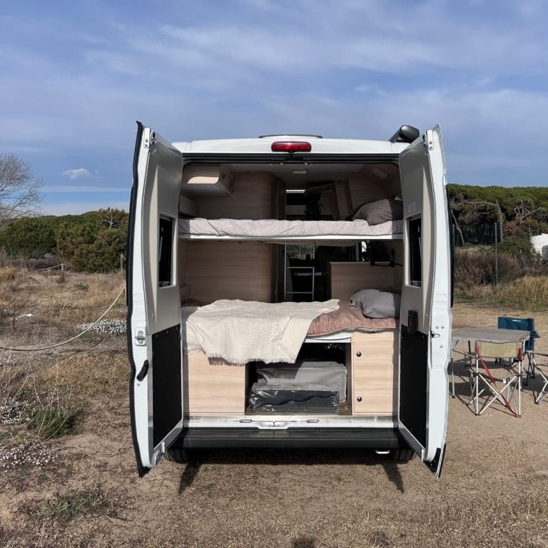 Alquiler 4 plazas Challenger V114 MAX en Barcelona