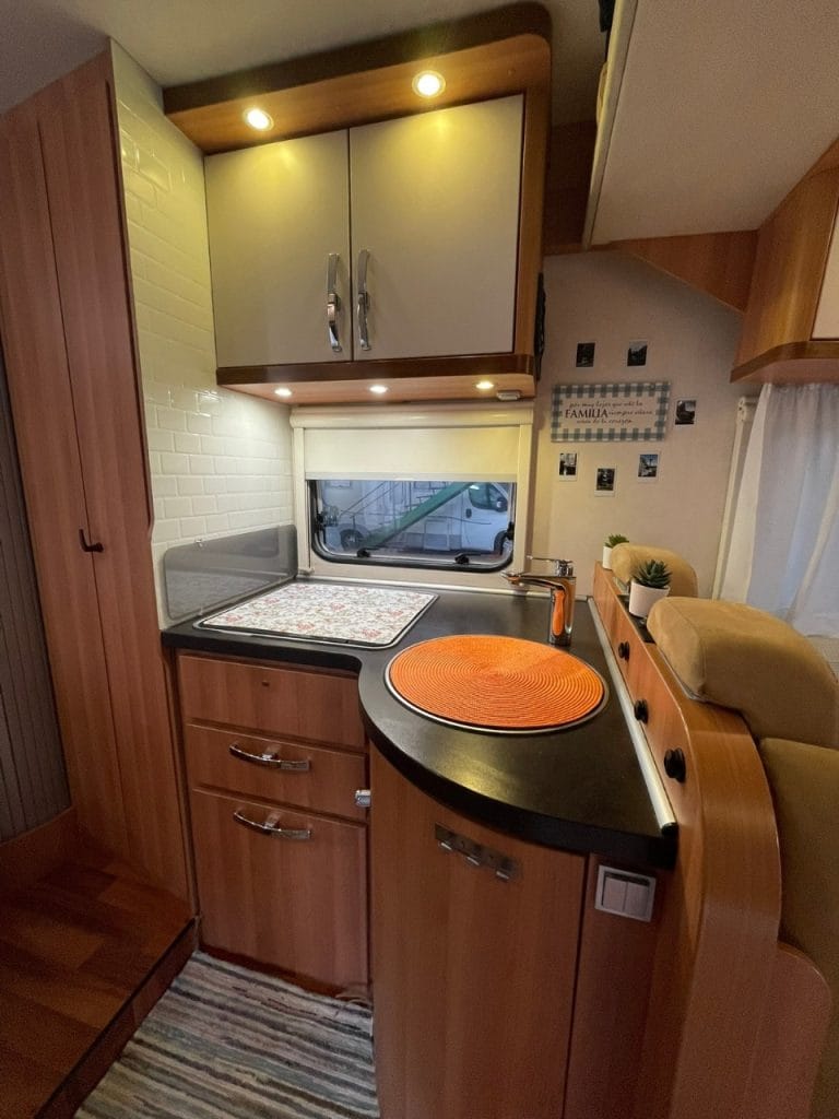 autocaravana perfilada de alquiler en barcelona hymer t654 2021