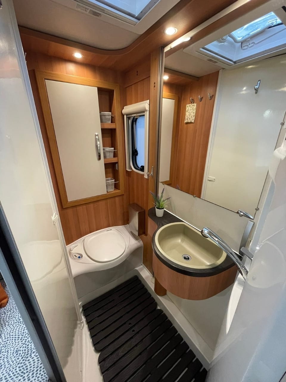 autocaravana perfilada de alquiler en barcelona hymer t654 2021