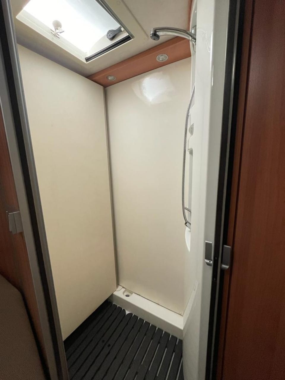 autocaravana perfilada de alquiler en barcelona hymer t654 2021