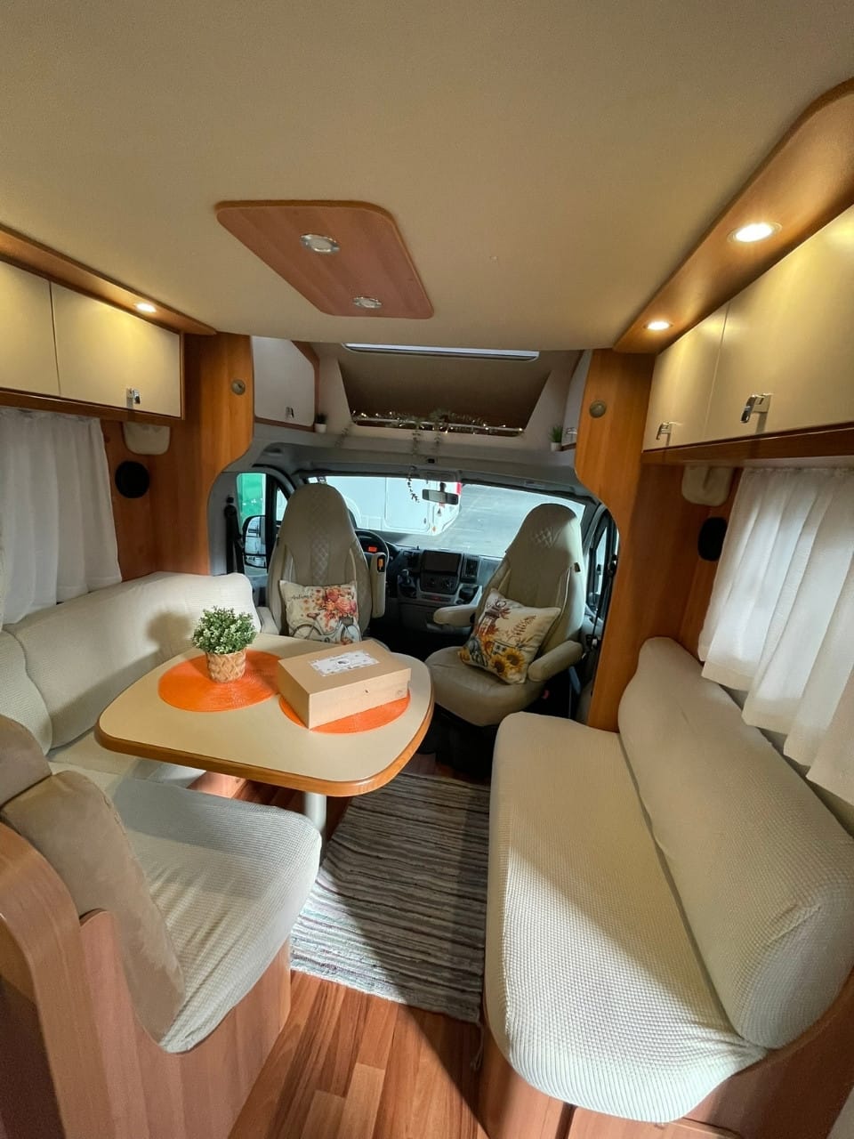 autocaravana perfilada de alquiler en barcelona hymer t654 2021
