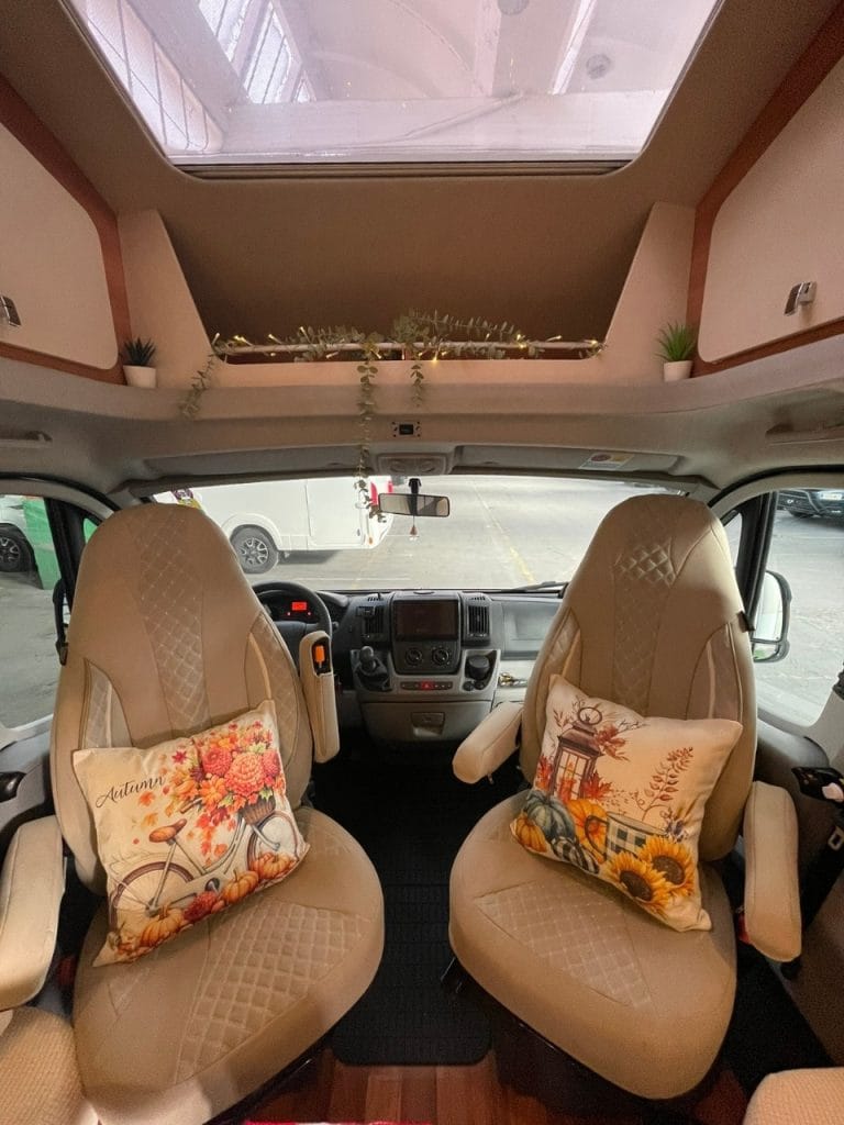 autocaravana perfilada de alquiler en barcelona hymer t654 2021