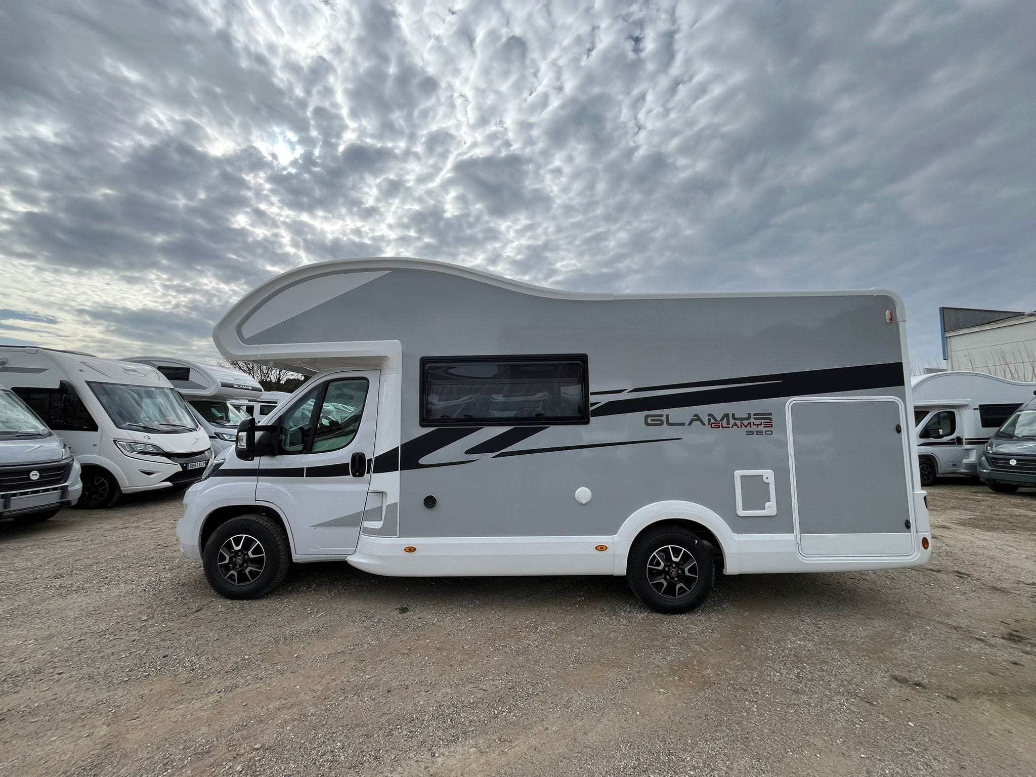 autocaravana capuchina en alquiler en mclouis glamys 320 2024