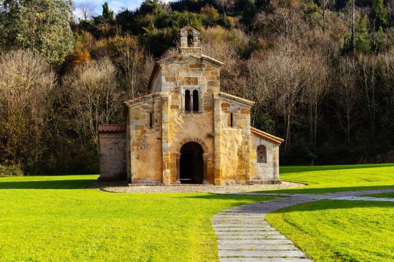 Iglesia de San Salvador de Valdediós en Villaviciosa, templo prerrománico de piedra rodeado de césped y bosque