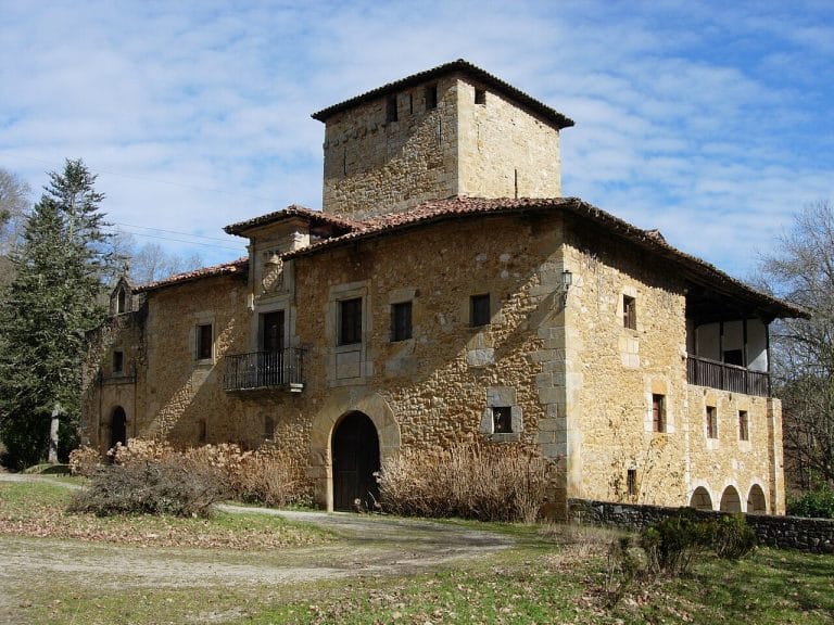 Palacio de la Ferrería en Nava, Asturias, edificio histórico de piedra con torre central y balcones