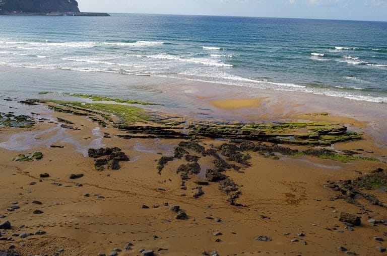 Formaciones rocosas en la playa de La Griega en Colunga, Asturias, visibles durante la bajamar, donde se encuentran huellas de dinosaurio