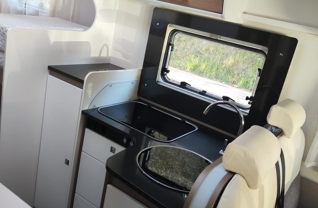 autocaravana perfilada de alquiler en guipuzcoa blucamp ocean 527 2021
