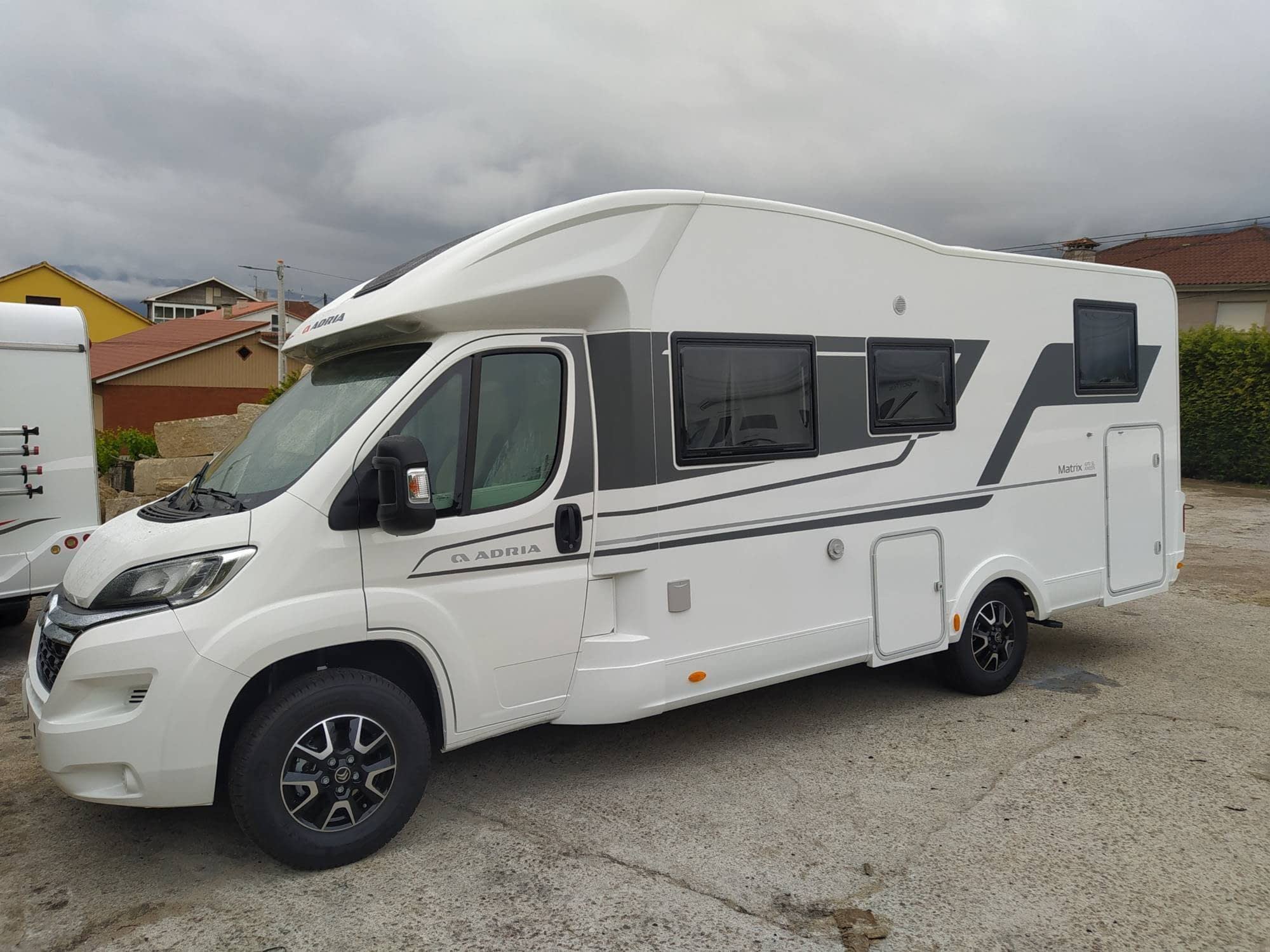 Autocaravana perfilada en alquiler en Pontevedra Citroën Adria 670 SL