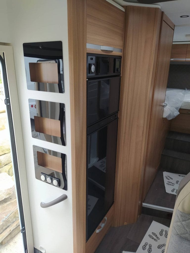 Autocaravana perfilada en alquiler en Pontevedra Citroën Adria 670 SL