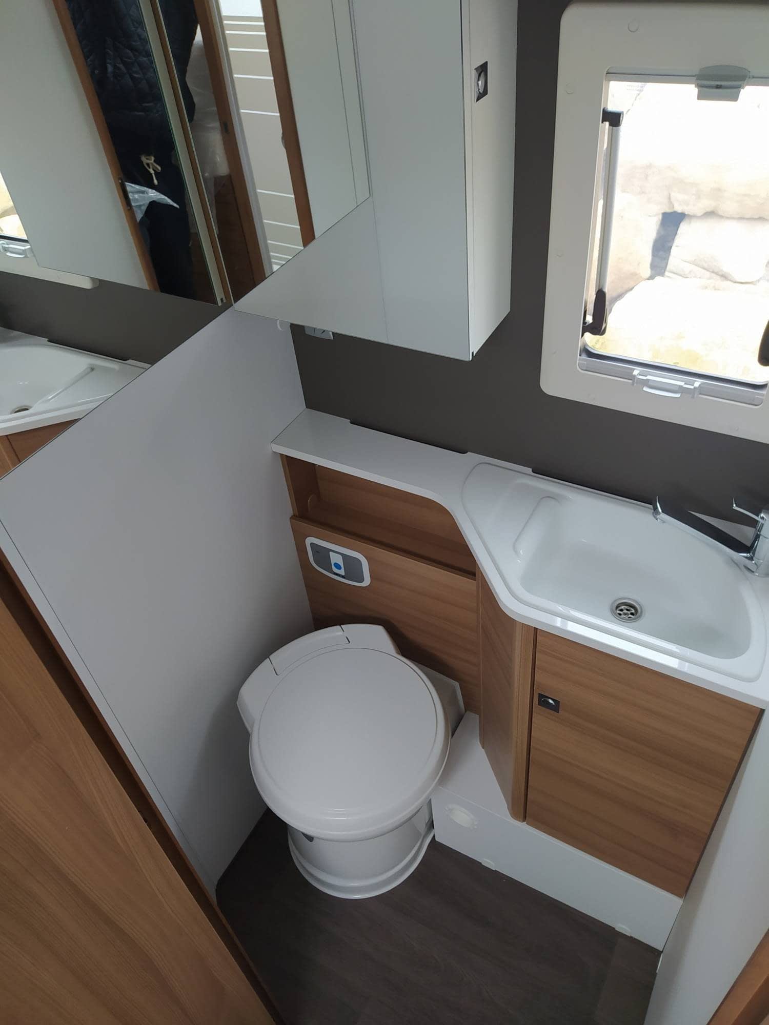 Autocaravana perfilada en alquiler en Pontevedra Citroën Adria 670 SL