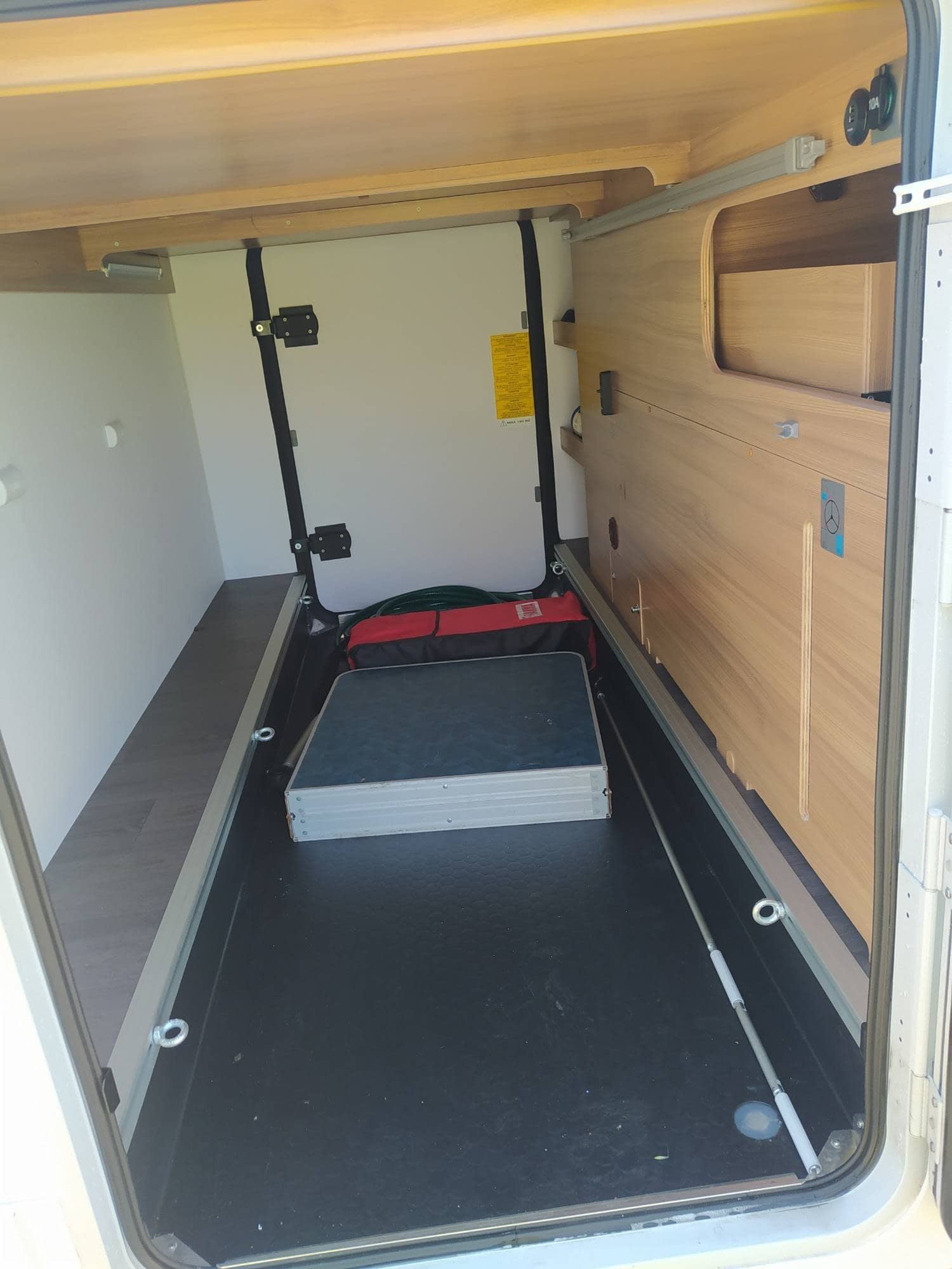Autocaravana perfilada en alquiler en Pontevedra Citroën Adria 670 SL
