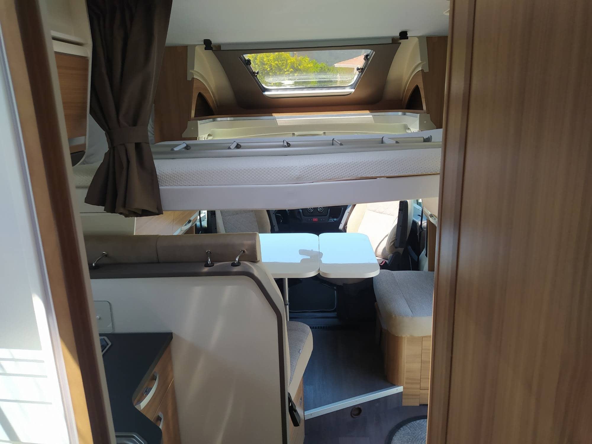 Autocaravana perfilada en alquiler en Pontevedra Citroën Adria 670 SL