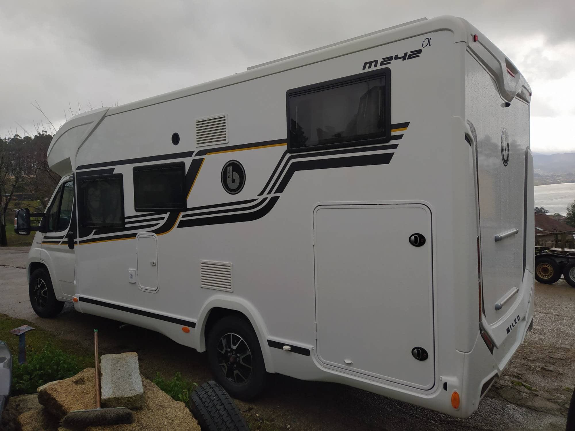 Autocaravana perfilada de alquiler en Pontevedra Fiat Benimar 242