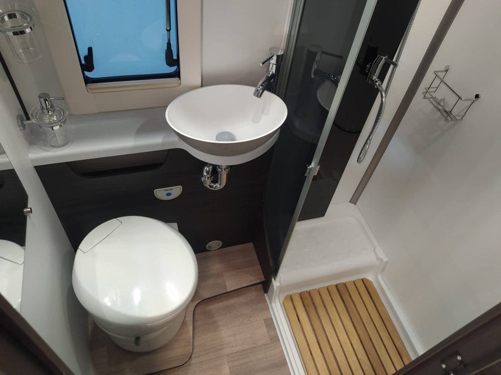 Autocaravana perfilada de alquiler en Pontevedra Fiat Benimar 242