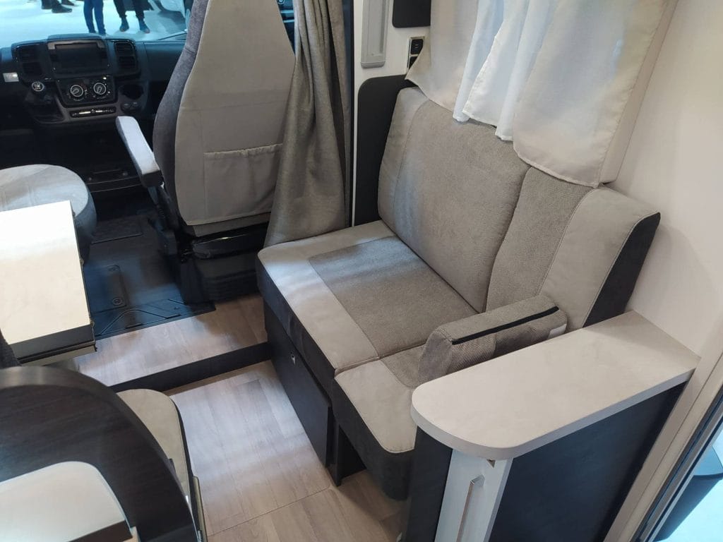 Autocaravana perfilada de alquiler en Pontevedra Fiat Benimar 242