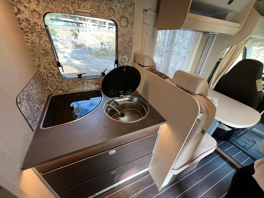 Autocaravana perfilada de alquiler en badajoz Rimor Kayak 69 Plus