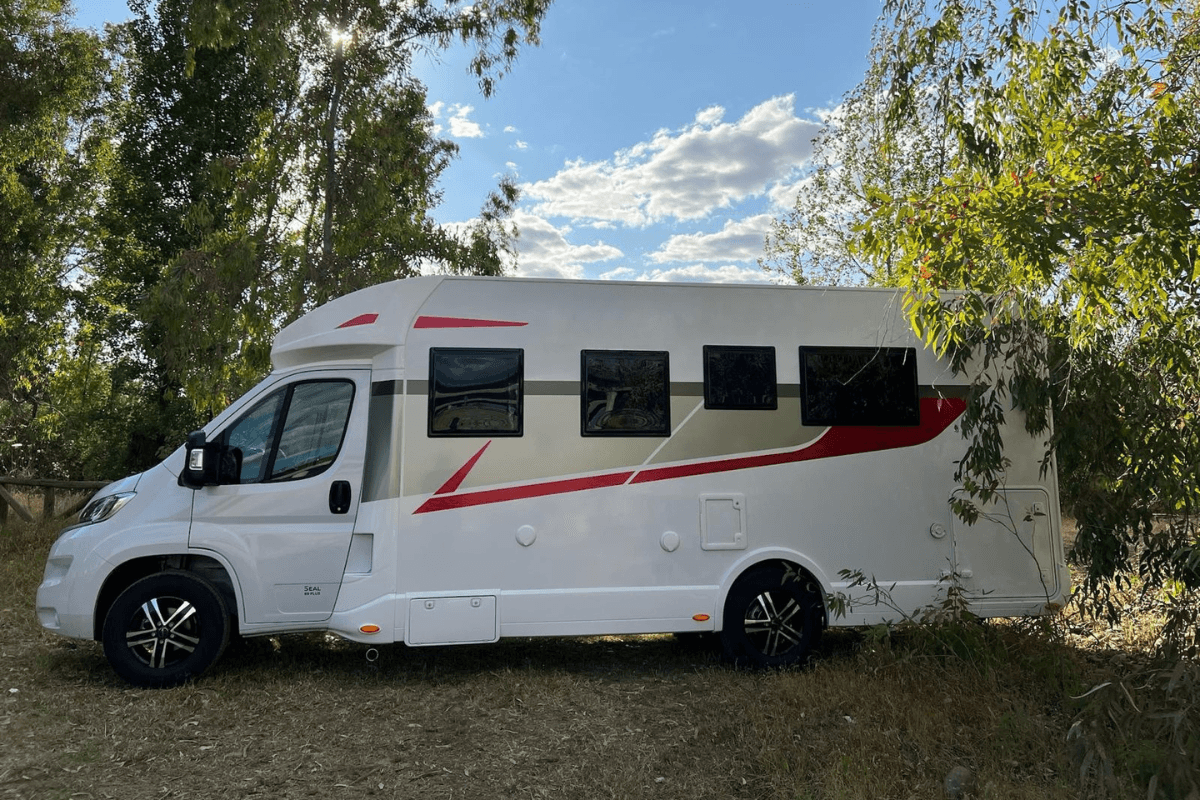 Autocaravana perfilada de alquiler en badajoz Rimor Kayak 69 Plus