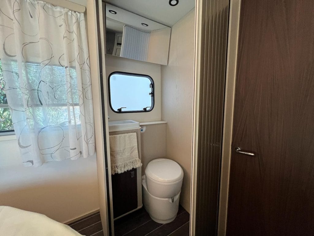 Autocaravana perfilada de alquiler en badajoz Rimor Kayak 69 Plus